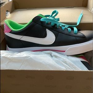 8.5 womens Nike classic leather shoe